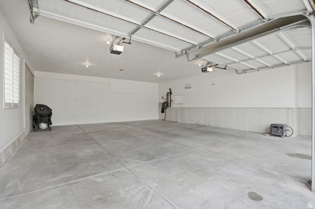 208 E PARKWAY CIR, North Salt Lake, UT 84054