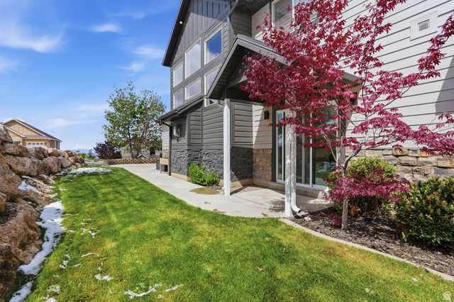 208 E PARKWAY CIR, North Salt Lake, UT 84054