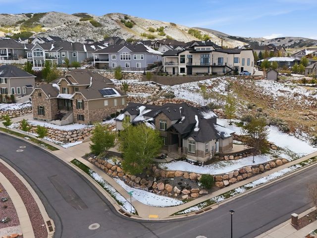 208 E PARKWAY CIR, North Salt Lake, UT 84054