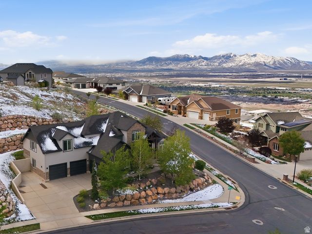208 E PARKWAY CIR, North Salt Lake, UT 84054