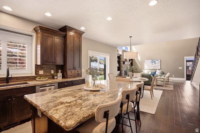 208 E PARKWAY CIR, North Salt Lake, UT 84054