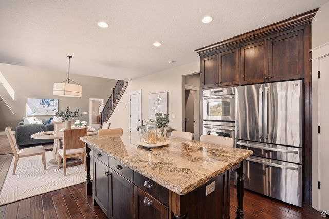 208 E PARKWAY CIR, North Salt Lake, UT 84054