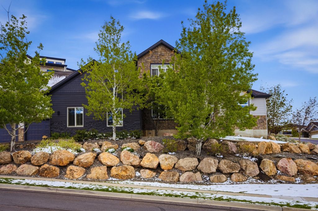 208 E PARKWAY CIR, North Salt Lake, UT 84054
