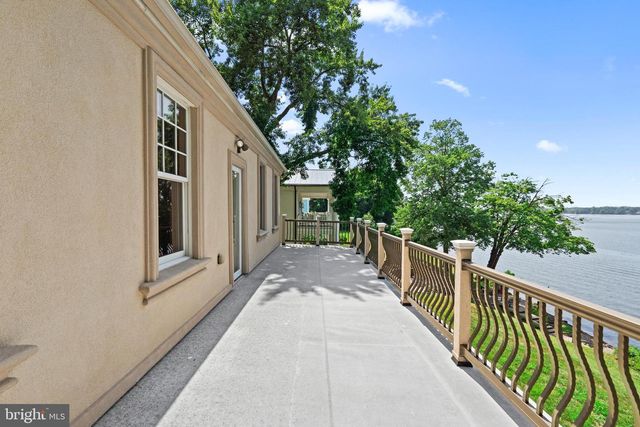 122 KING ST, Beverly, NJ 08010