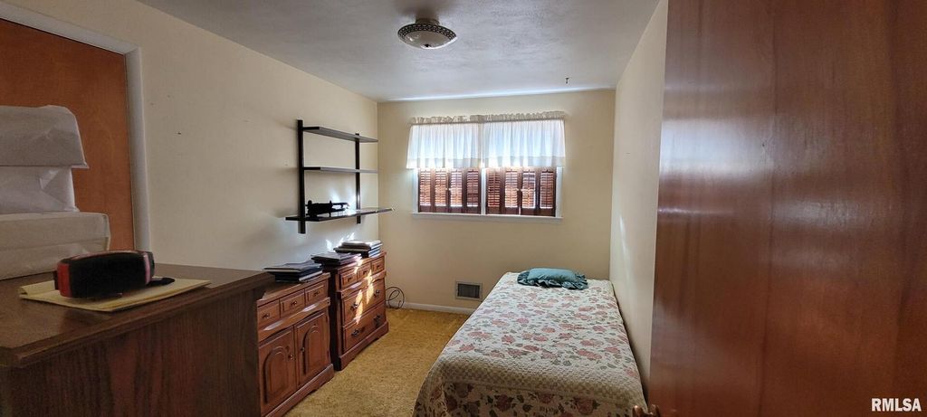 Image 5 of property listing at 3221 PEACH Street, Mt Vernon, IL 62864