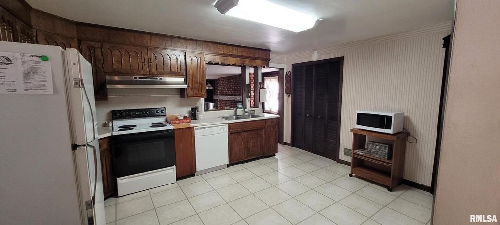 Image 10 of property listing at 3221 PEACH Street, Mt Vernon, IL 62864