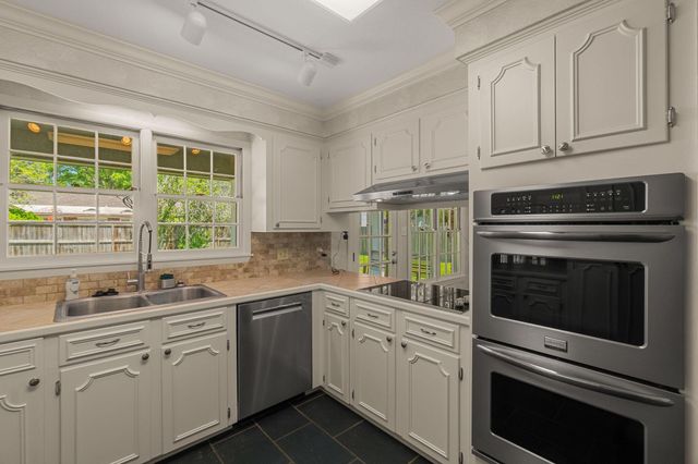 207 Comanche Dr., Hattiesburg, MS 39402