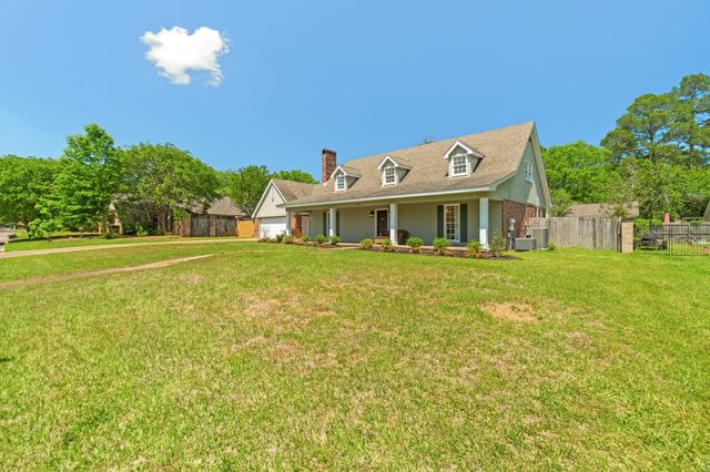 207 Comanche Dr., Hattiesburg, MS 39402