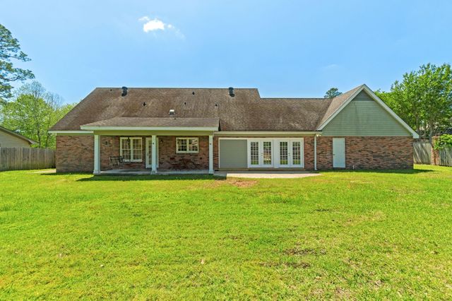 207 Comanche Dr., Hattiesburg, MS 39402