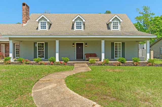 207 Comanche Dr., Hattiesburg, MS 39402