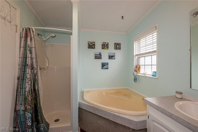 140 Luxor Lane, Amherst, OH 44001