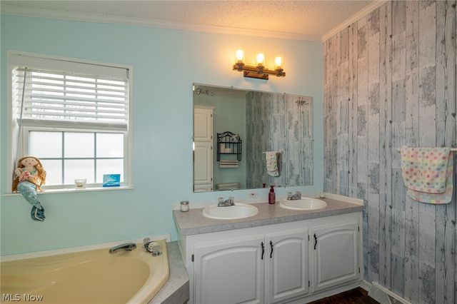 140 Luxor Lane, Amherst, OH 44001