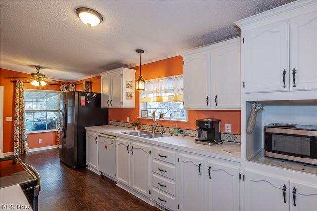 140 Luxor Lane, Amherst, OH 44001