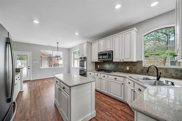 3 Murmuring Creek Place, Conroe, TX 77385