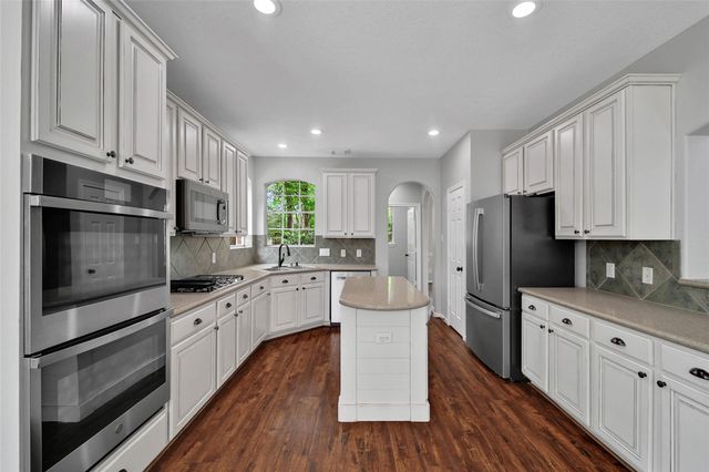 3 Murmuring Creek Place, Conroe, TX 77385