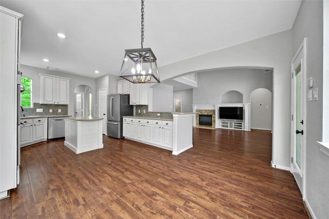 3 Murmuring Creek Place, Conroe, TX 77385