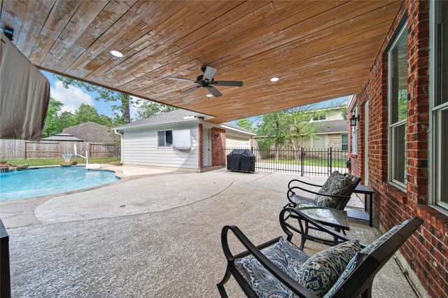 3 Murmuring Creek Place, Conroe, TX 77385