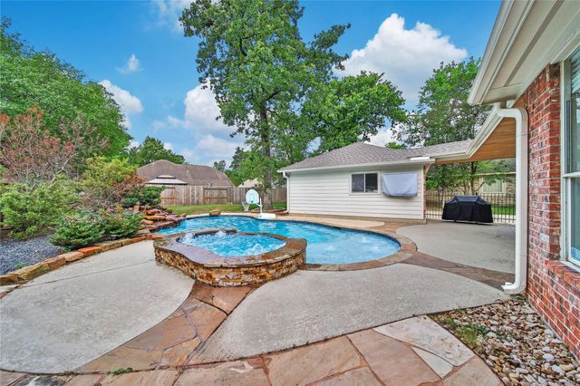 3 Murmuring Creek Place, Conroe, TX 77385