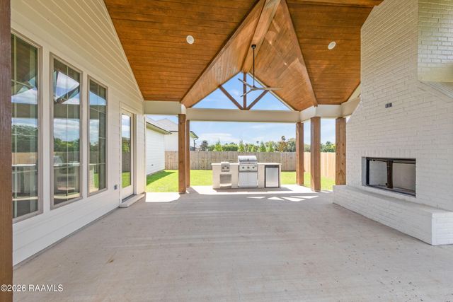 102 Carriage Lakes Drive, Broussard, LA 70518
