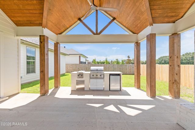 102 Carriage Lakes Drive, Broussard, LA 70518
