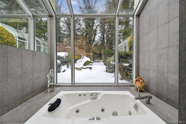 120 Bacon Road, Old Westbury, NY 11568