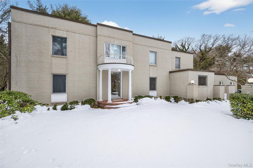 120 Bacon Road, Old Westbury, NY 11568