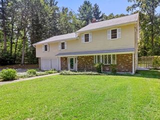 15 Woodridge Rd, Dover, MA 02030