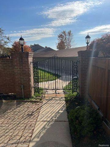 22242 Edgewater 146, Novi, MI 48375