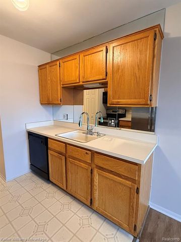 22242 Edgewater 146, Novi, MI 48375