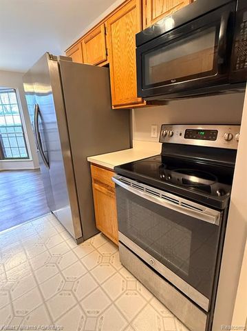 22242 Edgewater 146, Novi, MI 48375