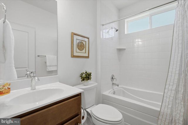 100 WALLEYE CT, Lake Frederick, VA 22630