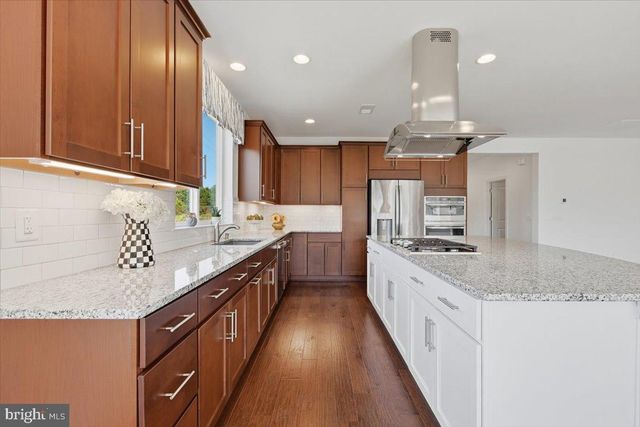 100 WALLEYE CT, Lake Frederick, VA 22630