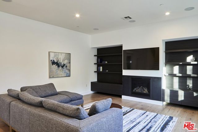 18911 HATTERAS Street, Tarzana (los Angeles), CA 91356