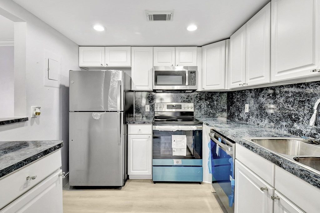 450 Saxony J, Delray Beach, FL 33446