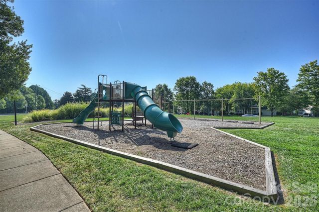 9318 Autumn Applause Drive, Charlotte, NC 28277