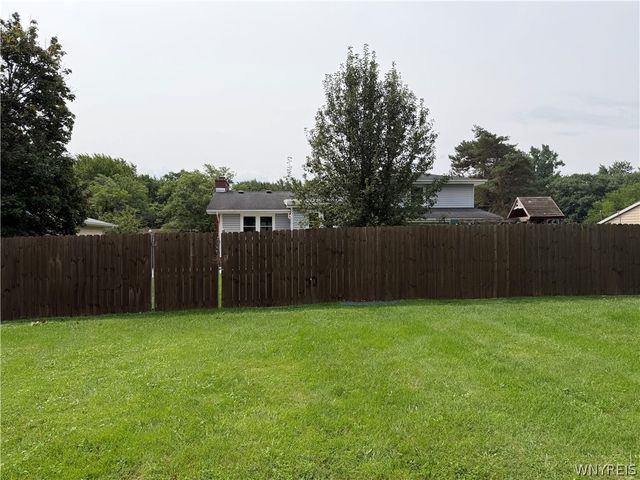 8200 Greiner Rd, Clarence, NY 14221