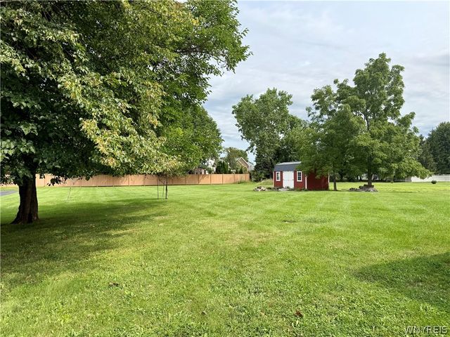 8200 Greiner Rd, Clarence, NY 14221