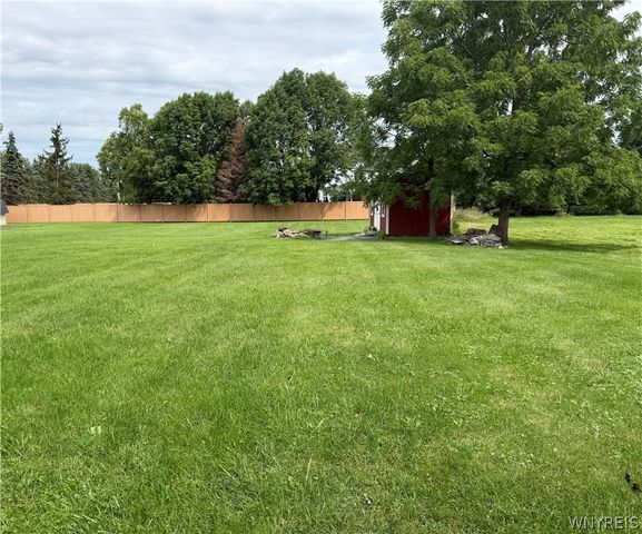 8200 Greiner Rd, Clarence, NY 14221