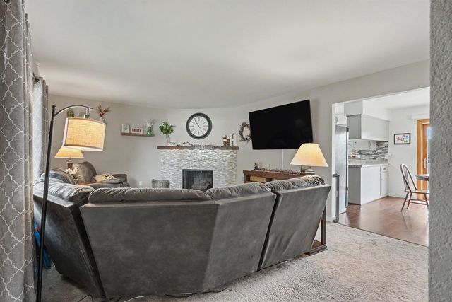 5845 Applewood Drive, Waterloo, IA 50701