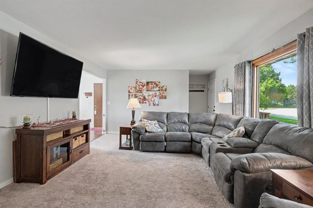 5845 Applewood Drive, Waterloo, IA 50701