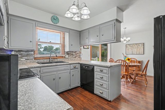 5845 Applewood Drive, Waterloo, IA 50701
