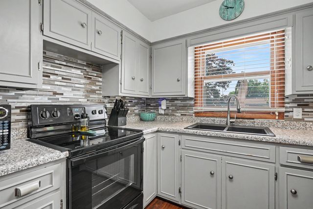5845 Applewood Drive, Waterloo, IA 50701