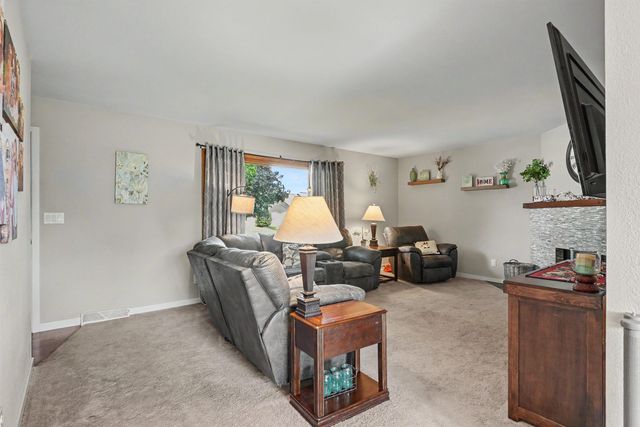 5845 Applewood Drive, Waterloo, IA 50701