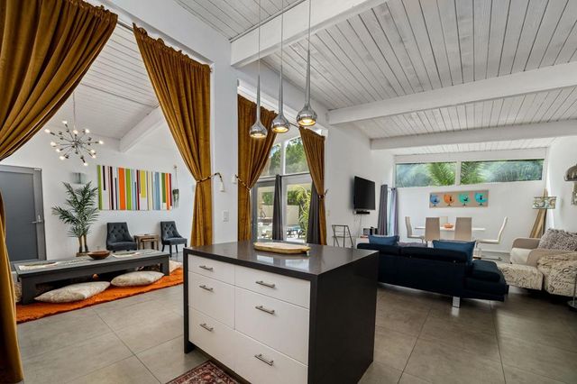 2875 E Wyman Drive, Palm Springs, CA 92262