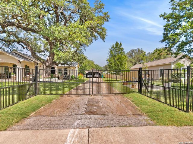 205 2nd St, Boerne, TX 78006