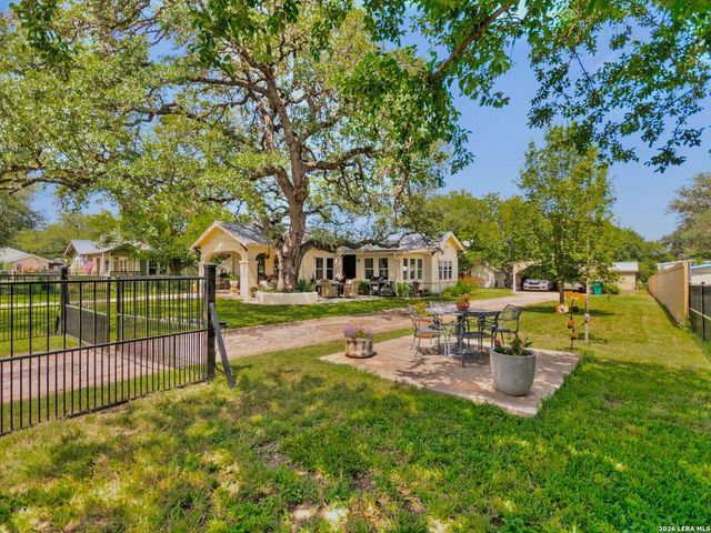 205 2nd St, Boerne, TX 78006