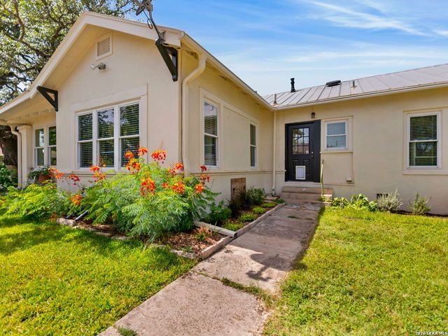 205 2nd St, Boerne, TX 78006