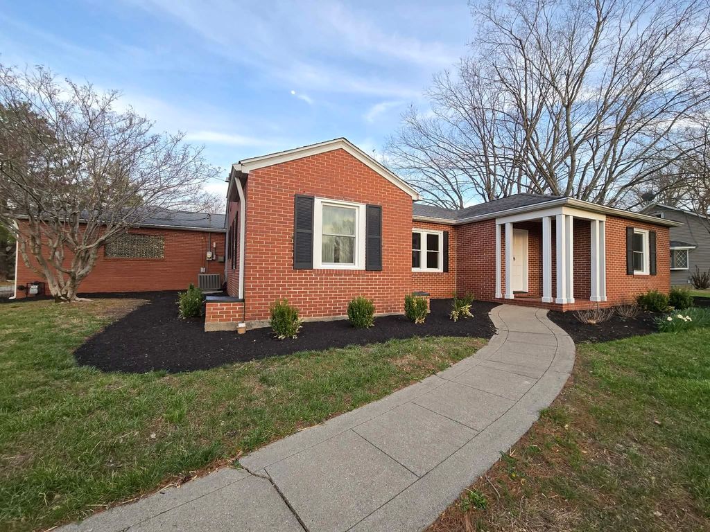 Image 2 of property listing at 14652 N IL Hwy 37 Highway, Mt Vernon, IL 62864