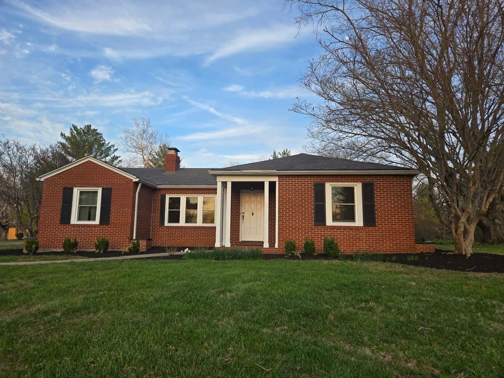 Image 3 of property listing at 14652 N IL Hwy 37 Highway, Mt Vernon, IL 62864