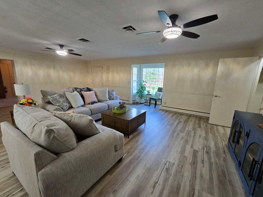 Image 4 of property listing at 14652 N IL Hwy 37 Highway, Mt Vernon, IL 62864